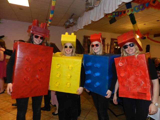Verena Schwinski, Anna-Maria Baumann, Bettina Blamauer und Silvia Katzensteiner waren als Legosteine verkleidet | Foto: Punz