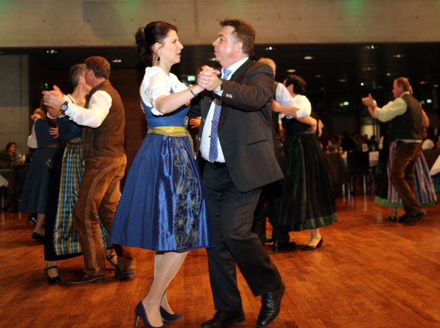 Karoline Edtstadler und Peter Padourek schwingen das Tanzbein.