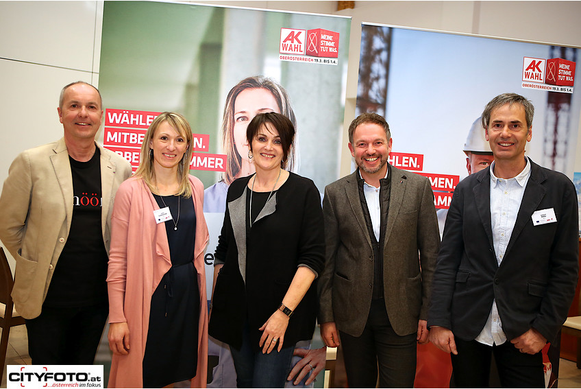 AK-Vizepräsidentin Elfriede Schober (Mitte) mit dem Vortragenden Michael Trybek (links) und dem AK-Team.