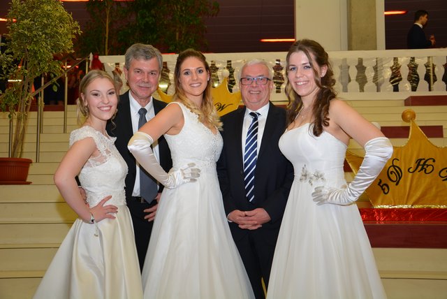 Sophie Duller, "Ballvater" Helmut Pessentheiner, Johanna Kulterer, HLW-Direktor Walter Martitsch, Sabrina Pirker