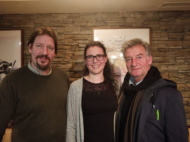 "Pfiat di Plastik“ fordert vom Handel speziell bei heimischen Produkten weniger Plastik – eine Kampagne der Grünen Telfs mit Lena Burgstaller, Hubert Weiler-Auer (r.) und EU-Abg. Tom Waitz (l.) | Foto: Foto: Die Grünen Telfs