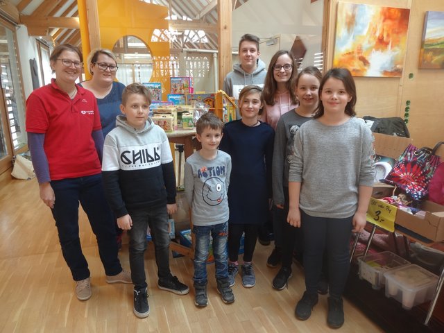Die beiden Organisatorinnen Barbara Flucher (Kinderfreunde) und Andrea Koller (EKI Gruppe) sowie Kinder einiger Aussteller.