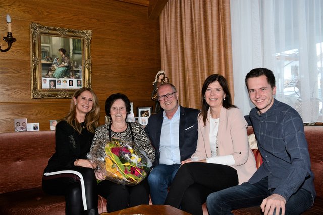 Im Bild: Tochter Hannelore, Jubilarin Anna Kurz mit ihrem Sohn Werner (Bgm.), Tochter Daniela und Enkel Michael | Foto: Gemeinde Ischgl/Schmid