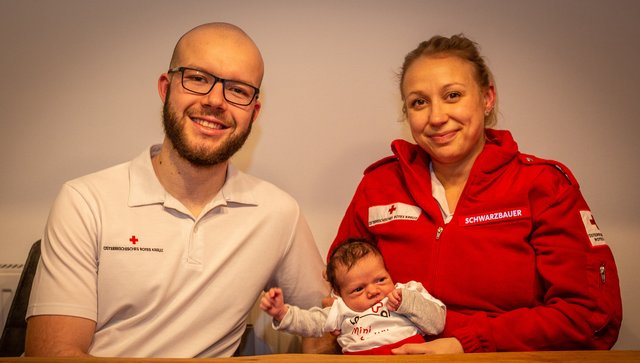 Jonas und Johanna Schwarzbauer mit ihrer Tochter Josephine.  | Foto: OÖRK/ Stefan Pommer