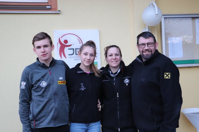 Eine Familie – ein Sport: Kilian, Chiara, Anita und Harry Wade aus Premstätten zählen zu Österreichs Stocksportgrößen. | Foto: Edith Ertl