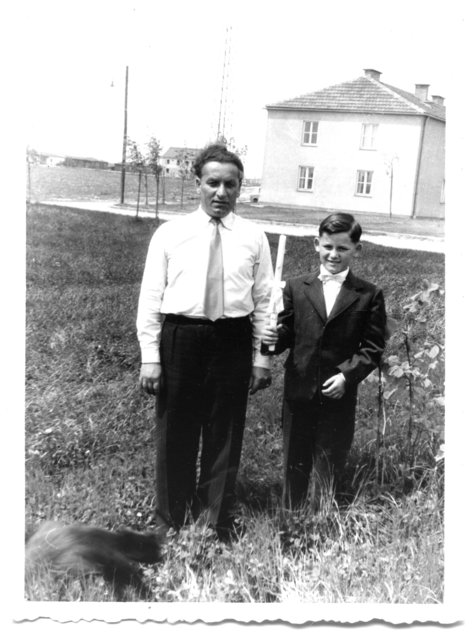 Karl Horvath mit seinem Neffen im Zöhrdorfer Feld in Linz.