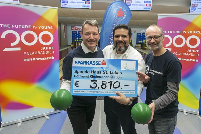 Ricardo Febres Landauro (Foto Mitte) vom Haus St. Lukas mit den Sparkassenvorständen Christoph Paulweber (rechts) und Markus Sattel (links).  | Foto: wildbild