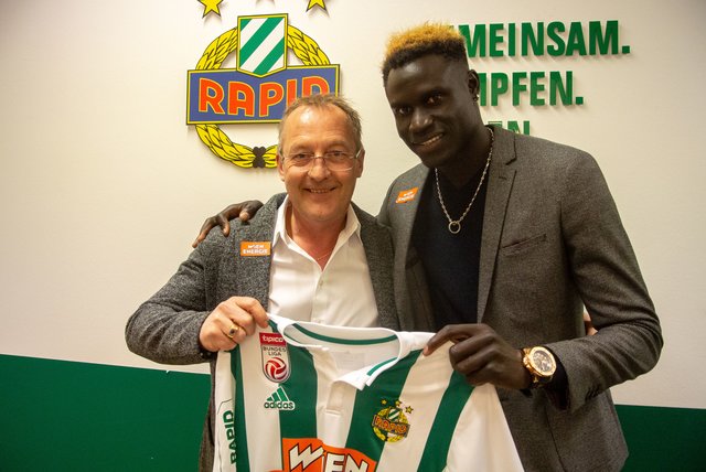Geschäfftsführer Fredy Bickel und Aliou Badji.
 | Foto: Foto: SK Rapid