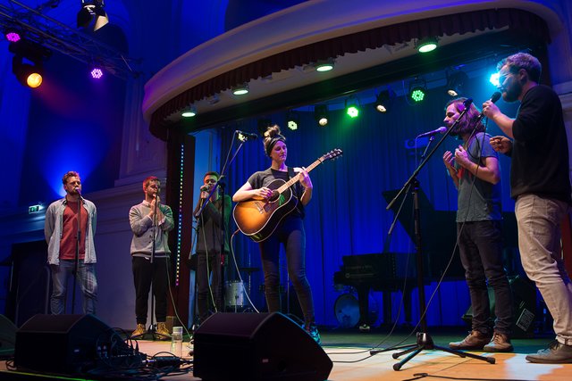 Listen to Leena begeisterte bei der jüngsten Vorstellung mit der Gesangskapelle Hermann das Publikum. | Foto: lama@lama.at