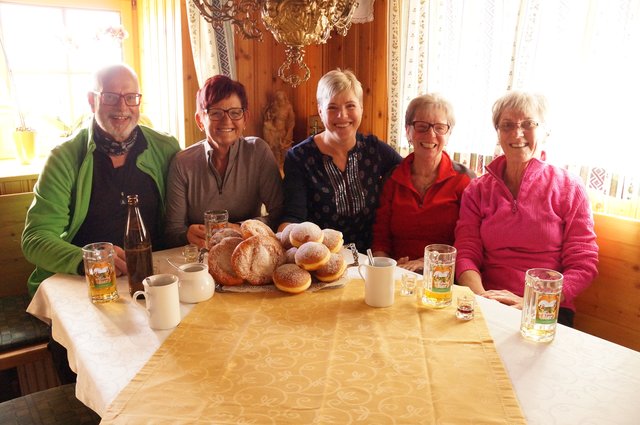 Herrliche Krapfen hat Rührerbäuerin Christa Gruber (Mitte) für das Krapfenessen vorbereitet.