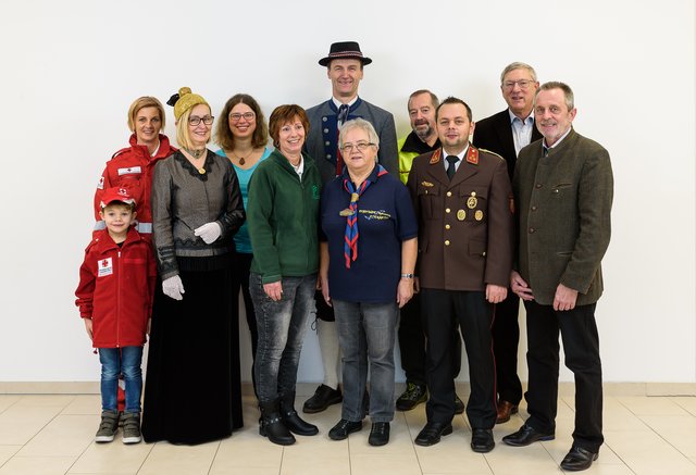 Von links: Lukas und Sieglinde Philipp (Rotes Kreuz), Christa Schauer (Goldhauben- und Kopftuchgruppe), Marlene Kerschreiter (PregarTon), Waltraud Satzinger (AKN-Heimservice), Siegfried Reichl (Musikverein), Anna Mühlbachler (Pfadfinder), Johann Kerschbaummair (AKN-Essen auf Rädern), Markus Hackl (Freiwillige Feuerwehr), Wolfgang Haider (Orts- und Stadtentwicklung) und Johann Kartusch (Kapselschützengesellschaft). | Foto: Museum Pregarten