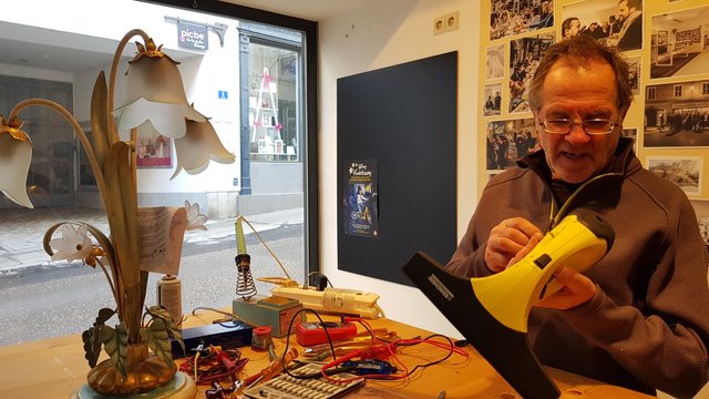 Ein fachkundiger Mitarbeiter sieht sich das Problem genauer an. | Foto: KK