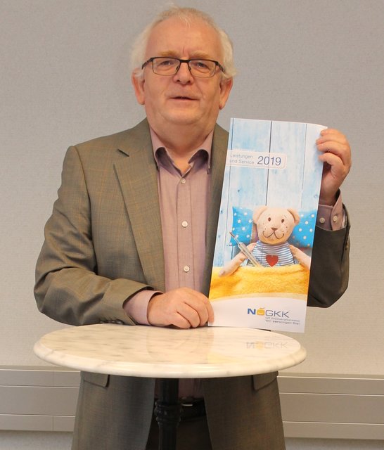 Wolfgang Marchart (Leiter Service-Center Mistelbach der NÖ Gebietskrankenkasse) präsentiert die Broschüre. | Foto: NÖGKK Mistelbach