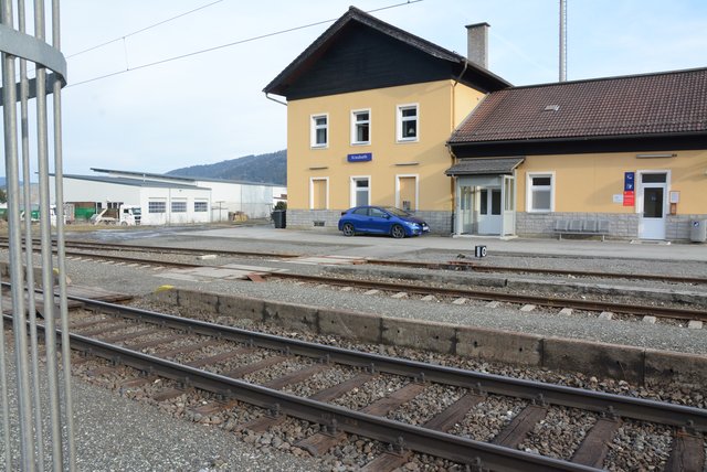 &lt;f&gt;Bahnkunden leben gefährlich:&lt;/f&gt; Auf dem Bahnhof in Kraubath sind drei Bahnsteige nur über die Gleise zu erreichen.