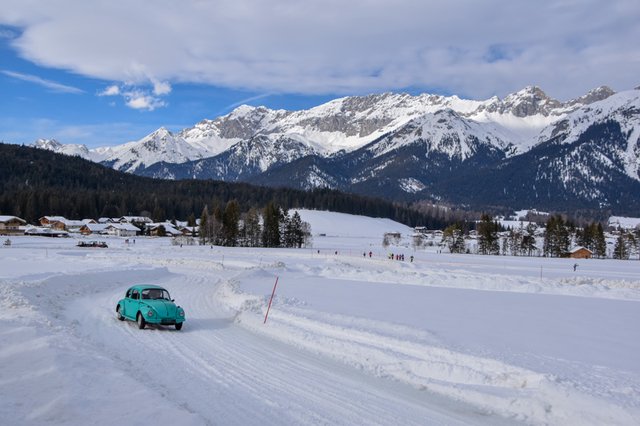 Ein echter Spaß: der Auto-Slalom in Leutasch | Foto: mysportmystory