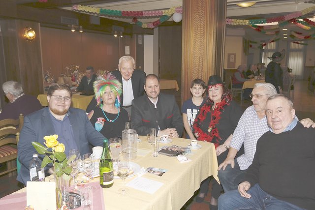 Der Spitzenkanditat für die bevorstehende Europawahl, Christian Sagartz (mitte im Bild) genoss die gesellige Runde. | Foto: ÖVP Mattersburg