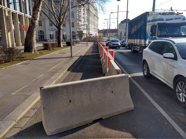 Derzeit ist die Rechtsabbiegespur in den Heumarkt gesperrt. Die Auswirkungen werden einen Monat lang getestet.  | Foto: Grebner