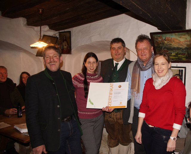 Der Vizepräsident des OÖ. Volksbildungswerkes, Thomas Scheuringer (3. v. r.) überreichte gemeinsam mit dem Bezirksleiter Franz Madlmayr (nicht im Bild) das Qualitätssiegel des Landes Oberösterreich.