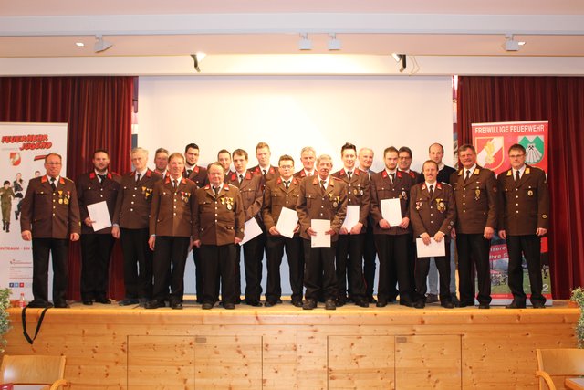 Die geehrten und beförderten Kameraden der FF St. Jakob mit Kdt. Martin Berger, Karl Lamp, Ingo Hafele, Bezirksfeuerwehrkommandant Herbert Oberhauser und Abschnittskommandant Michael Köll
 | Foto: FF St. Jakob