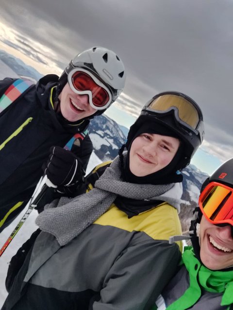 Bernhard Strasser, Silas Zimmer und David Schindler verbringen die wohlverdienten Semesterferien auf der Piste. | Foto: David Schindler