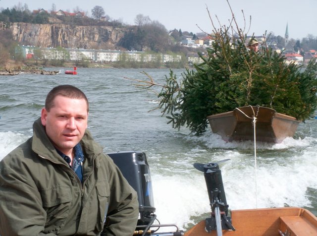 Manfred Voglsam bringt Laichbäume aufs Wasser. | Foto: Fischerverein Enns