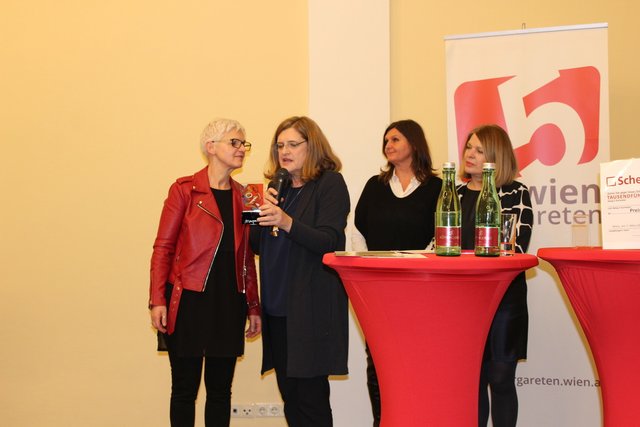 Verleihung 2018: Preisträgerin Maria Rösslhumer und Bezirksvorsteherin Susanne Schaefer-Wiery mit den Jury-Mitgliedern Sabine Hofmann (Fimcasino) und Karin Kraml (Journalistin). | Foto:  Sabine Ivankovits