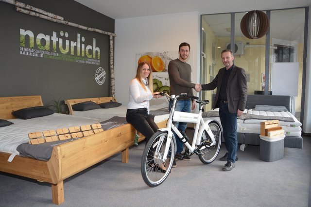 Holten sich eines von sechs Designer-E-Bikes: Manfred Kolb (r.) freute sich das 2.600 Euro E-Bike an seine beiden Kunden Markus Gschiel und Viktoria Thaller überreichen zu können.