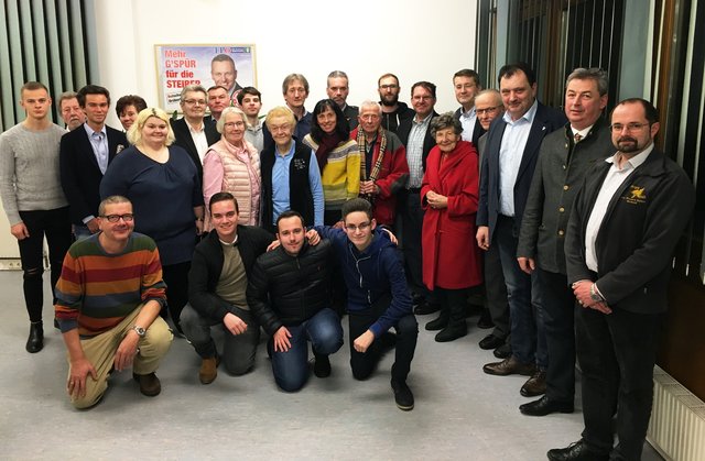 Bestätigt: FPÖ-Stadtparteiobmann Christian Schandor (5.v.r.) mit der Fürstenfelder Stadtpartei und Ehrengästen, an der Spitze Bezirksparteiobmann Landesgeschäftsführer LAbg. Toni Kogler (3.v.r.) | Foto: FPÖ Stadtpartei Fürstenfeld