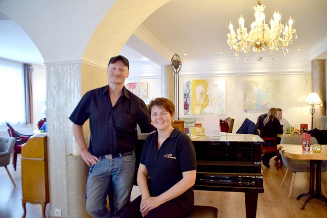 Das Klavier steht für geübte Spieler im Café Plainer  zur Verfügung. | Foto: Bettina Buchbauer