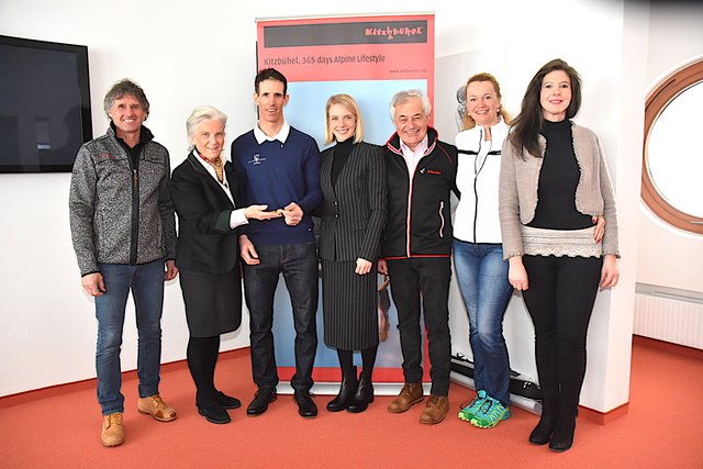 Schlüsselübergabe: Joe Dagn, Signe Reisch, Markus Plamoser, Viktoria Veider-Walser, Josef Burger, Tamara Jenewein, Brigitte Putzhuber.