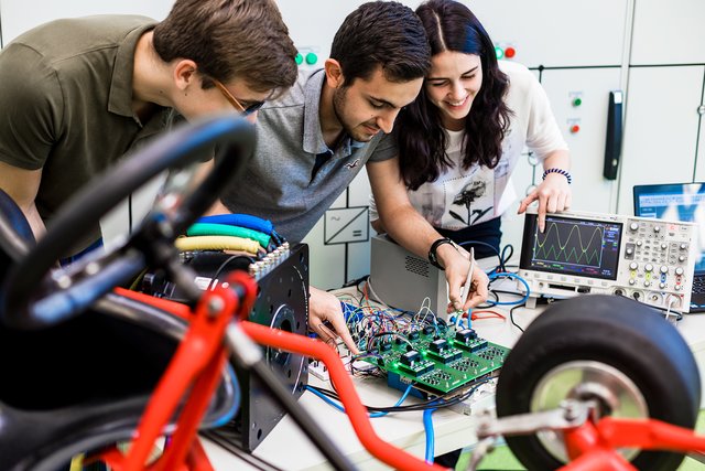 Die SchülerInnen Pflügler Thomas (5 BHET), Evsen Davut (5 BHET) und Alexander Heidemarie ( 4 AHET) im Elektrotechnik Labor.