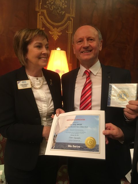 Huby Mayer mit Gudrun Yngvadottir, Präsidentin des Lions Clubs International | Foto: Mayer