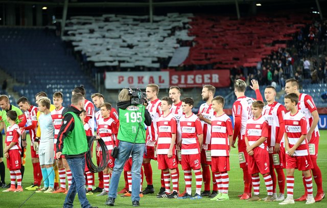 Die Fans träumen im Hintergrund schon vom Pokalsieg, für den GAK geht es am Freitag aber einmal darum, die Austria zu schlagen. | Foto: GEPA
