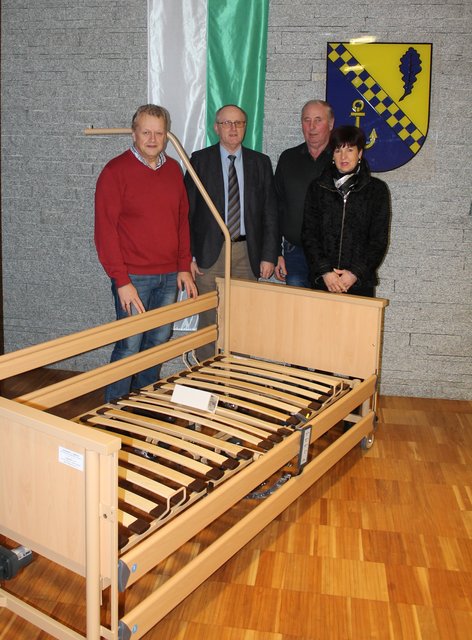 Sozialkoordinator Manfred Gahleitner nimmt mit Bürgermeister Herbert Strasser das neue Krankenbett von den Spendern Johann und Edith Steindl entgegen.  | Foto: Walter Humer