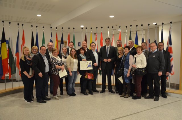 Die Teilnehmer der Reisegruppe mit Europaabgeordneten Lukas Mandl: Sonja Hießberger, Elisabeth Weber, Gemeinderat Manuel Erber, Josef Weber, Josefine Burger, Anita Stoll, Johann Prisching, Stephanie Müller, geschäftsführende Gemeinderätin Eva Woisetschläger, Gemeinderat Franz Stoll, Geschäftsführender Gemeinderat Peter Hießberger, Europaabgeordneter Lukas Mandl, Franz Holzer, Bettina Hütter, Helene Serro, Günter Hütter, Wilfriede Hießberger, Alois Schrattenholzer, Walter Serro und Heinz Stockinger. | Foto: Eva Dohalova – Büro Lukas Mandl