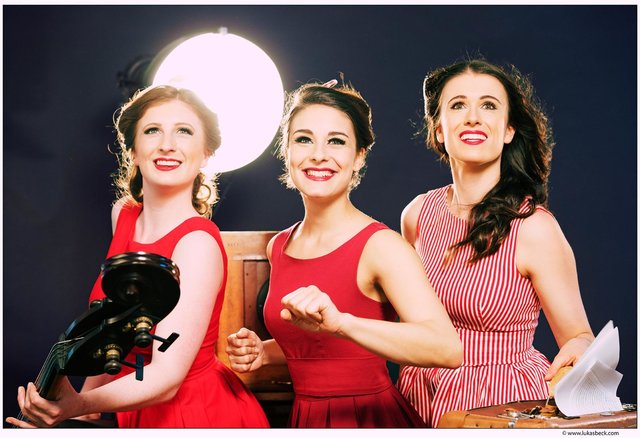 Im Look der 1940er-Jahre treten Clara, Janine und Caro (v.l.) als das Swing-Trio "The Reveilles" auf. | Foto: Lukas Beck