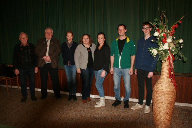 Josef Prüller, Obmann Jakob Michlmayr, Kassierin Daniele Halbartschlager, Bürgermeisterin Annemarie Wolfsjäger, Jungimkerin Lara Ritt, Jungimker Dominik Schmid  und Jungimker Paul Neuzil (v. li.).
 | Foto: Imkerverein Kleinraming