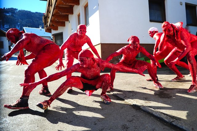 Wenn blutverschmierte Gestalten alle vier Jahre am Unsinnigen Donnerstag fauchend und furchteinflößend durch Axams ziehen, dann sind es die "Bluatigen" – die wildesten Gesellen der Fasnacht! | Foto: Hassl