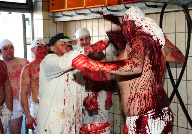Hermann Freisinger weiß, was die "Bluatigen" brauchen und bespritzt die Darsteller mit Tierblut! | Foto: Hassl