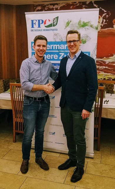 Patrick Derler gratulierte dem wieder gewählten Obmann der FPÖ-Ortsgruppe Sinabelkirchen Robert Wölfler.  | Foto: FPÖ Bezirkspartei Weiz (2)