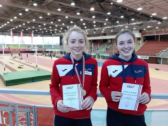 Die beiden Laufteam-Athletinnen mit breitem Lächeln: Gold für Bredlinger (links) - persönlicher Rekord für Strohmayer-Dangl. | Foto: Laufteam Bgld Eisenstadt