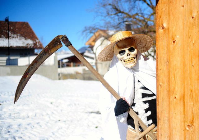 Der Tod gehört in traditioneller, vorgeschriebener Kleidung zu den "Bluatigen". | Foto: Hassl