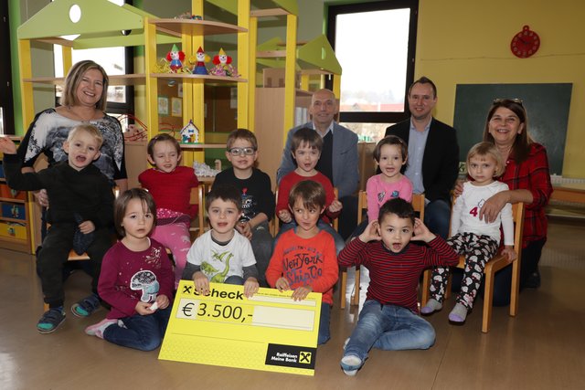 Geschäftsführer Denis Ederer (2.v.r.) übergab eine Spende in der Höhe von 3.500 Euro an den Güttenbacher Kindergarten