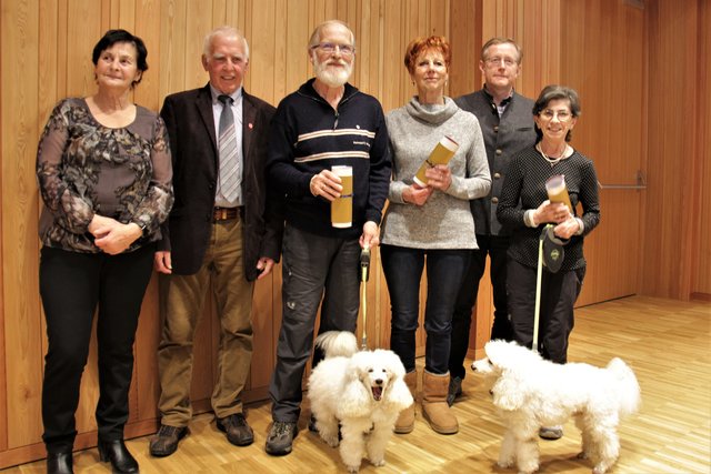 Bezirksobfrau Ingeborg Fercher (li.), Obmann Peter Kalser (2.v.l.) und Vize-Bgm. Martin Diemling (2.v.r.) mit einigen der geehrten Mitglieder.