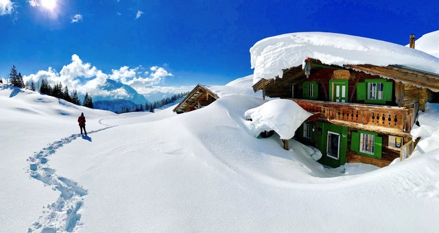 Kitsch lass nach! – die Stöfflhütte auf der Walleralm im Tiefschnee. | Foto: Bichler