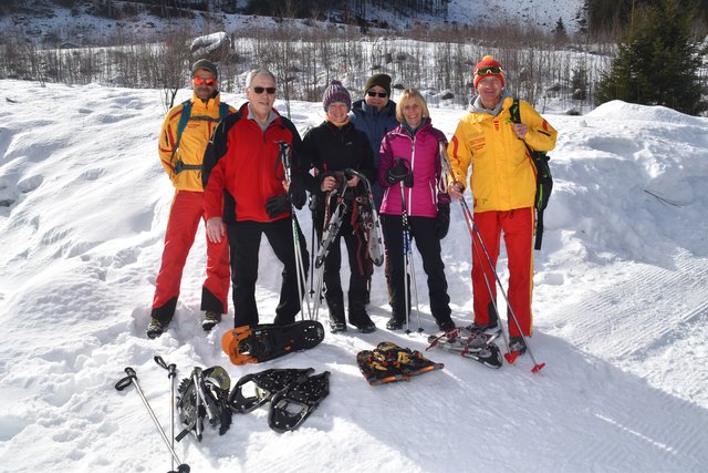Tommy Squibb, Hans-Dirk Weishorn, Helga Gramann, Jürgen Geisler, Margarete Bunnemann und Sportprofi Wolfgang Krainer (v.li.) am Weg zum Schneeschuhwandern | Foto: Niedermüller