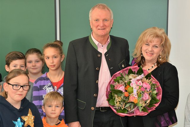 Bürgermeister Günther Novak und die Mallnitzer Schüler verabschiedeten Direktorin Wilma Pirker in die Pension | Foto: Glantschnig