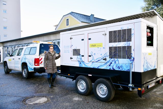 Wasserreferentin Katharina Spanring mit dem mobilen Aggregat.  | Foto: Stadt Villach