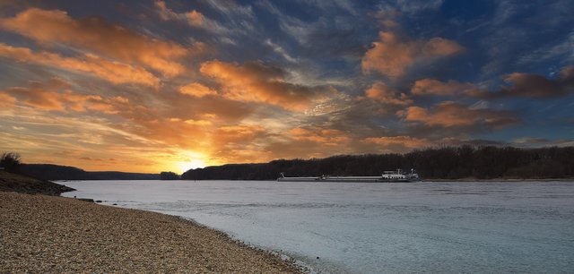 Natürlich ist es im Winter ziemlich schwierig, so einen schönen Sonnenuntergang an der Donau zu erwischen. - Tja, ich habe etwas geschummelt ... :)