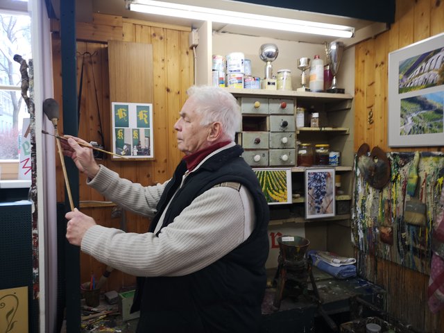 Samuel erklärt die Techniken des Schildermalens in seinem Museum. | Foto: Nada Andjelic